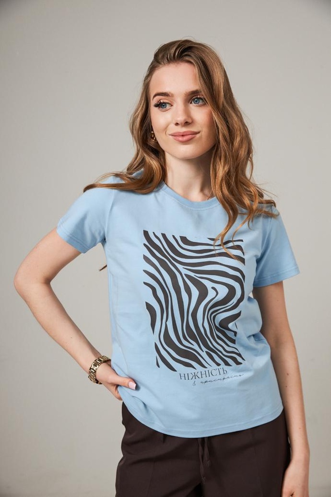 Футболка базова з жіночним принтом